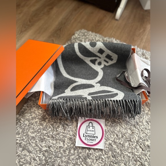 Hermes Accessories - Hermès Reversible Avalon Scarf